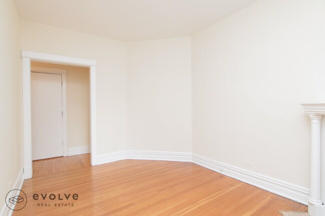 Building Photo - 428 W Belden Ave