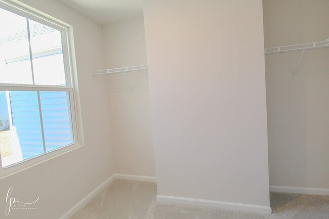 Building Photo - Modern 3-Bedroom Townhome