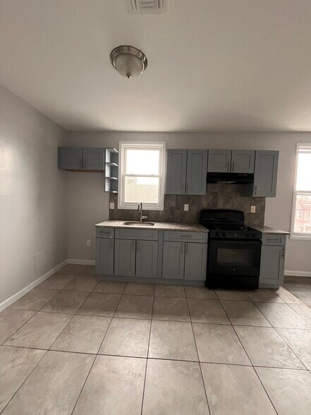 Kitchen - 89 Pearsall Ave