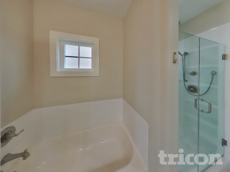 Building Photo - 1242 Hillwood Private Cove