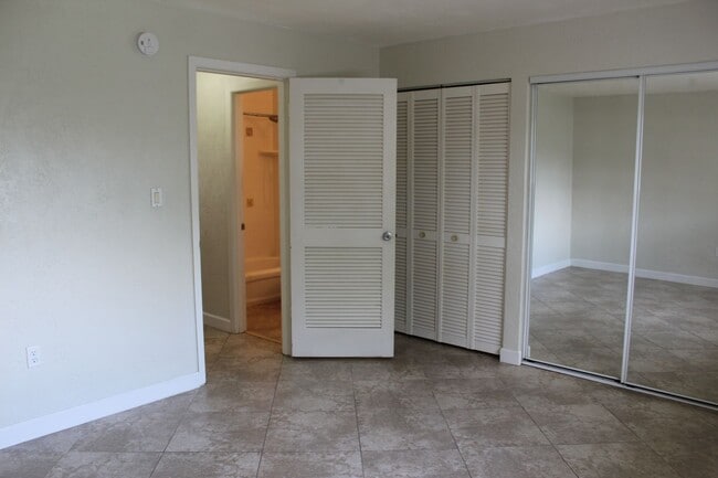Building Photo - One bedroom condo beachside