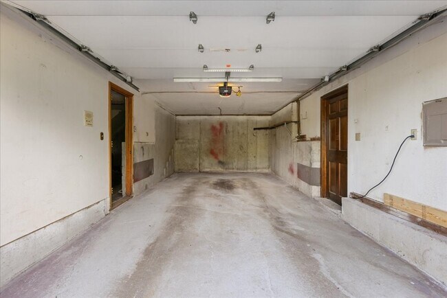 Building Photo - 387 Main St