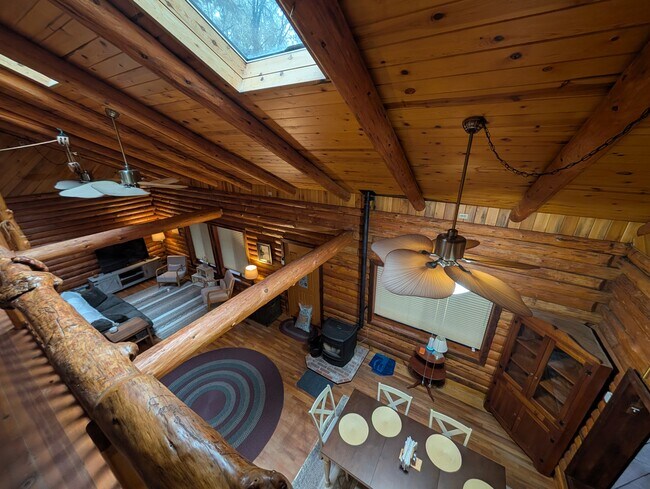 Building Photo - 7312 E Evans Creek Rd