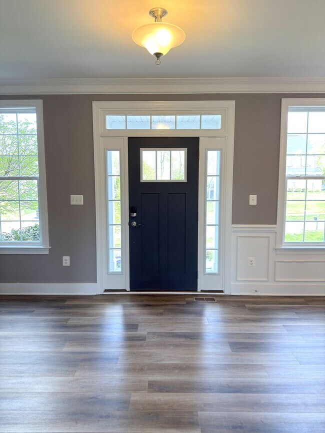 Building Photo - Spacious 4 Bed 3.5 Bath Home in Round Hill VA For Rent!