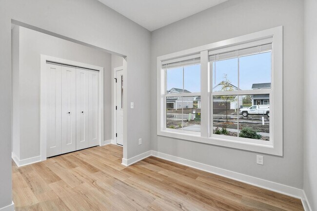 Building Photo - 13130 ISETTA CIR NE