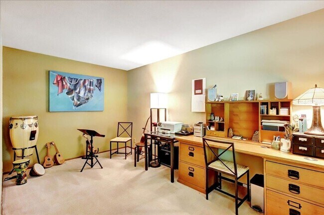 Building Photo - Very Desirable Woodbridge Townhouse in Nevada City