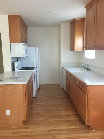 kitchen - 315 E Woodbury Rd