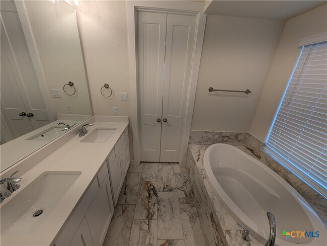 Building Photo - 1052 Easy Gruene