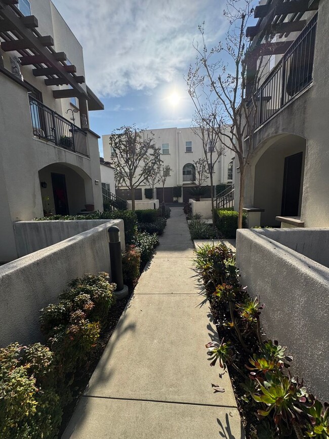 Building Photo - 4 bedroom, 4 bath Beautiful Downey Townhom...