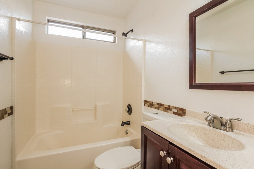 Building Photo - 1105 E Nardini St