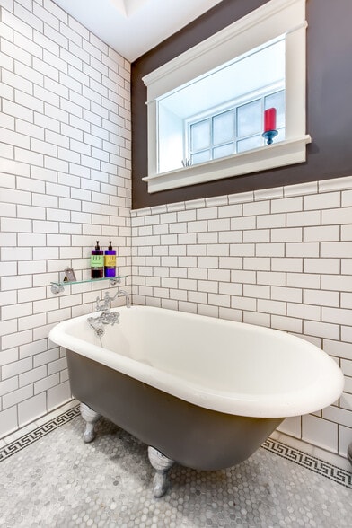 Building Photo - 337 NE 54th St