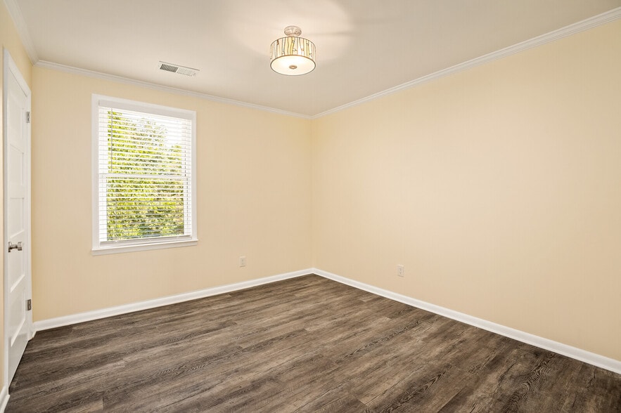 Building Photo - 2112 Sanborn Dr