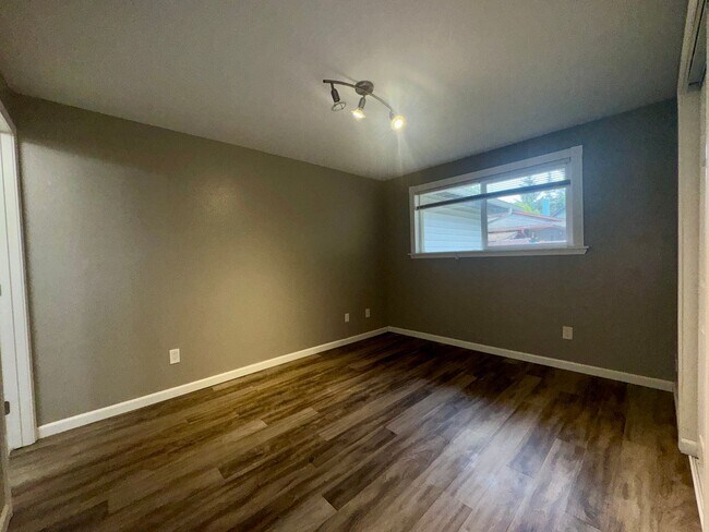 Building Photo - 2 Week Move In Special - 3 Bedroom, 2 Bath...