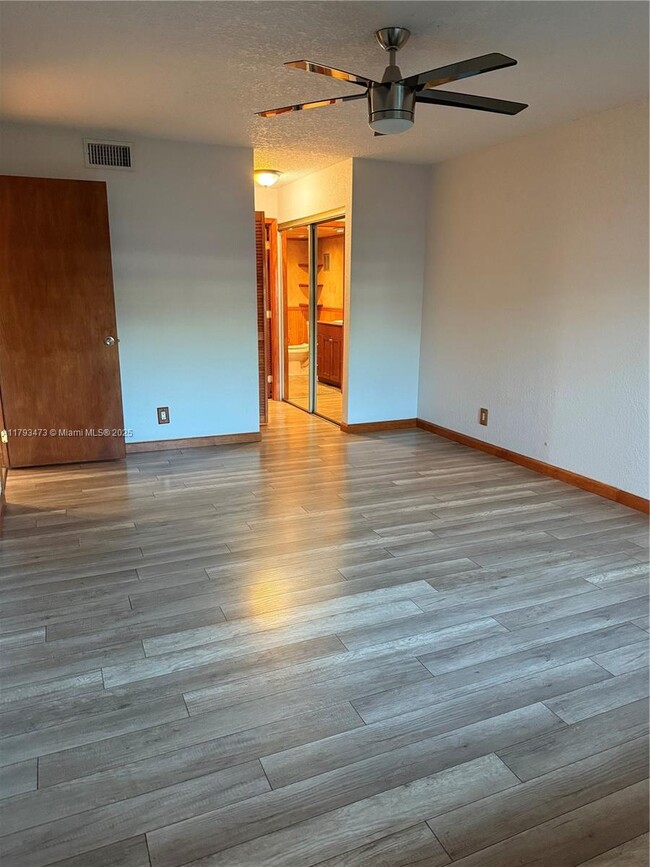 Building Photo - 120 Lakeview Dr