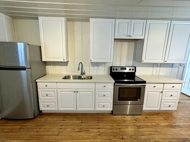 Building Photo - Perfectly Updated 1 Bedroom- very close to the university