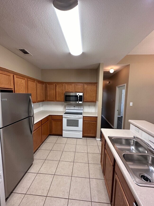 Building Photo - 990 Sierra Vista Ct