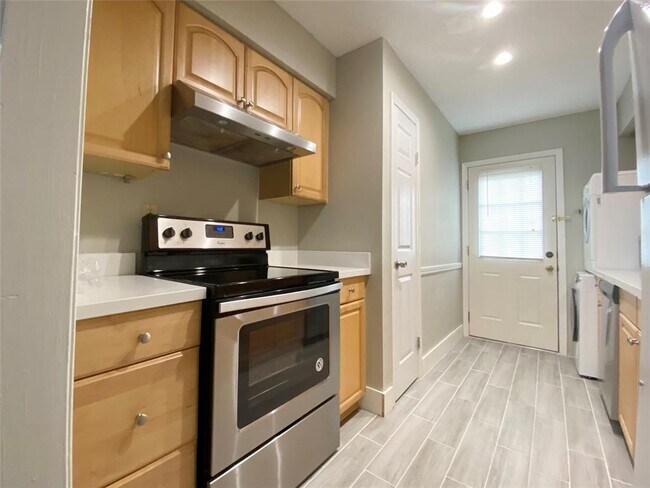 Building Photo - 515 Tallowood Rd