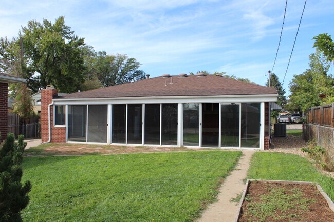Building Photo - Splendid 3 bedroom/ 1 3/4 bath Ranch in Ha...