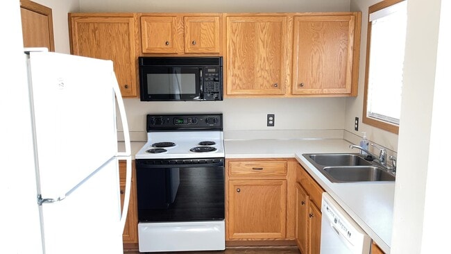 Building Photo - 2 Bed Apple Valley Townhome available 4/1/26!