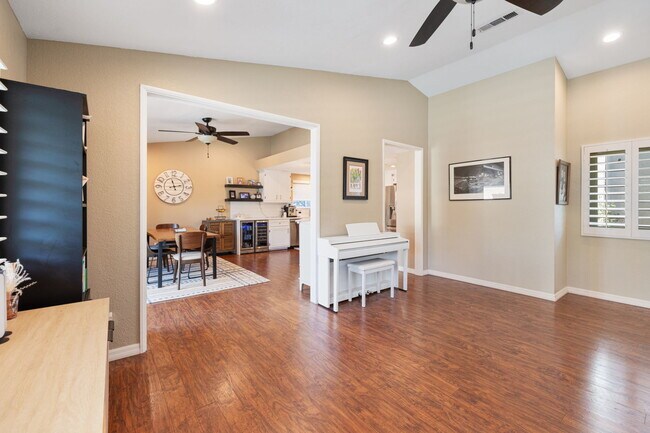 Building Photo - 43911 La Carmela Dr