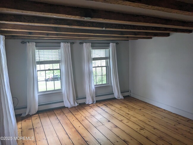 Building Photo - 16 E Larchmont Dr