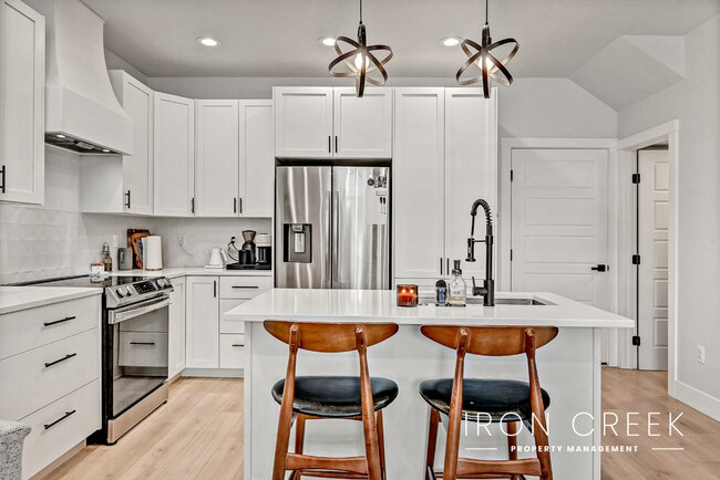 Building Photo - Contemporary Townhome Minutes from Downtown