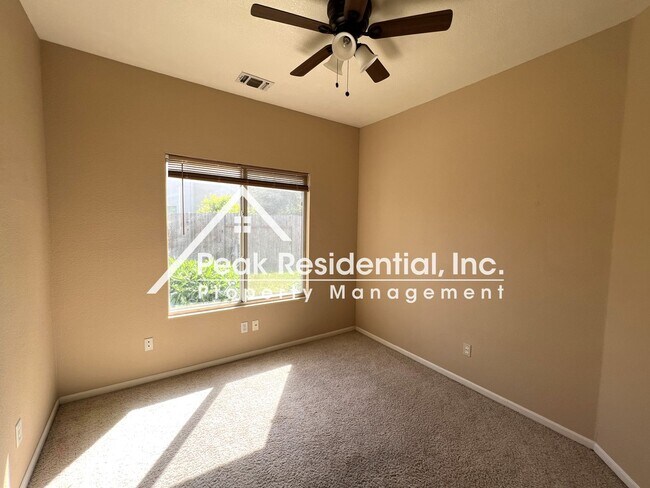 Building Photo - Wonderful Roseville 3bd/2ba House With 3 C...