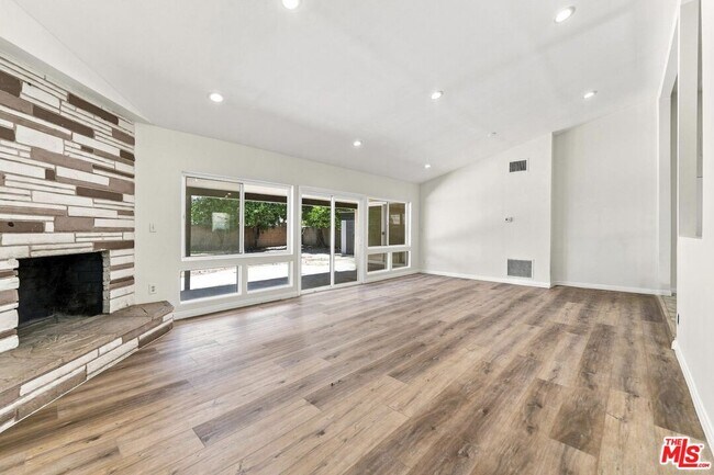 Building Photo - 15920 Gledhill St