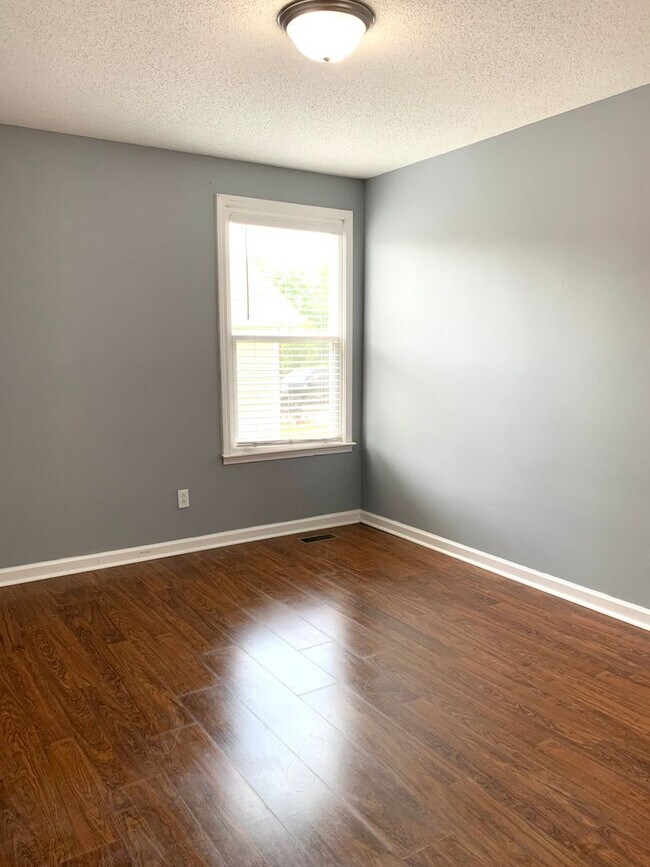 Building Photo - 212 Bradley Ct