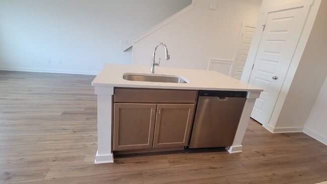 Building Photo - "Charming 3-Bed Oasis with Granite Elegance on Discovery Point Drive!"