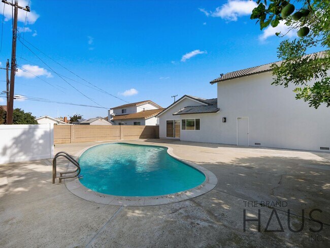 Building Photo - Two Primary Bedrooms, Pool, & Air Conditio...