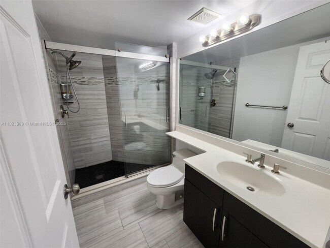 Building Photo - 3500 Mystic Pointe Dr