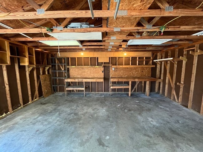 Building Photo - Charming 2-bedroom, 1-bathroom house