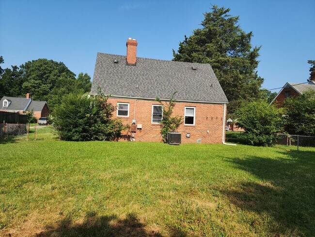 Building Photo - Lovely Brick Home in Established Neighborh...
