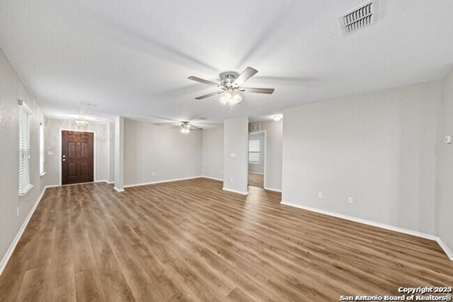 Building Photo - 3 Bedroom/2 Bath Silver Canyon Subdivision