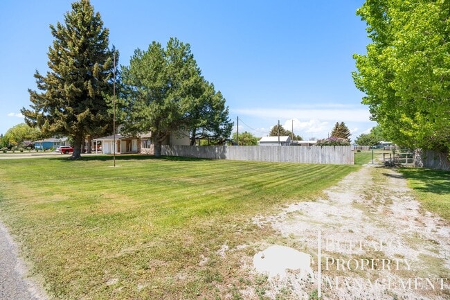 Building Photo - Charming Country Home on 2 Acres | 5 Bed | 3 Bath | Blackfoot, ID