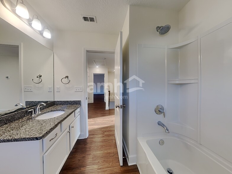 Building Photo - 3051 Creek Village Ln