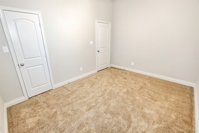 Building Photo - 2911 River Flower Ln