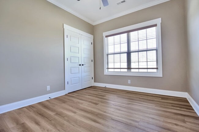 Building Photo - Pet Friendly Three Bedroom!