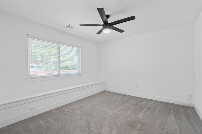 Building Photo - 402 W 55th St