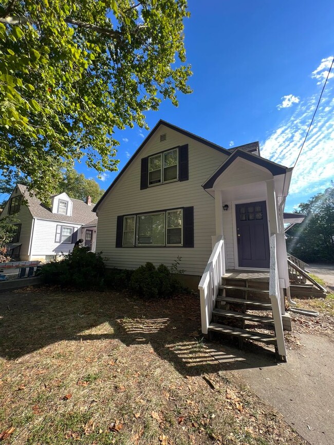 Building Photo - 2 bedroom Home Near Campus! Preleasing for...