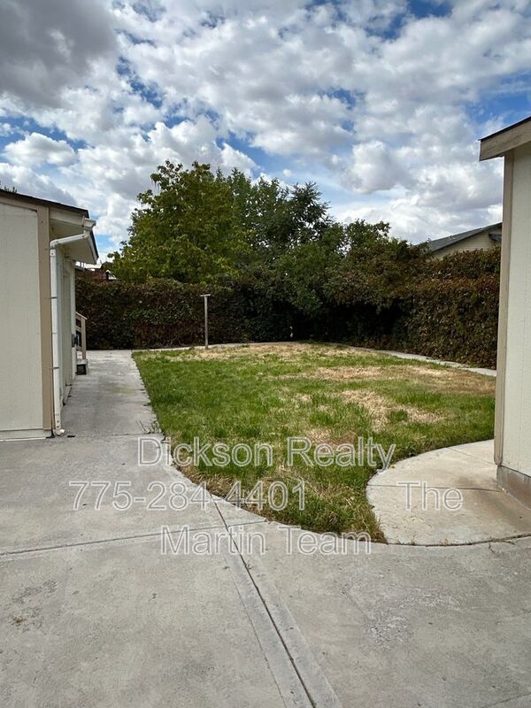 Building Photo - 306 E Quail St