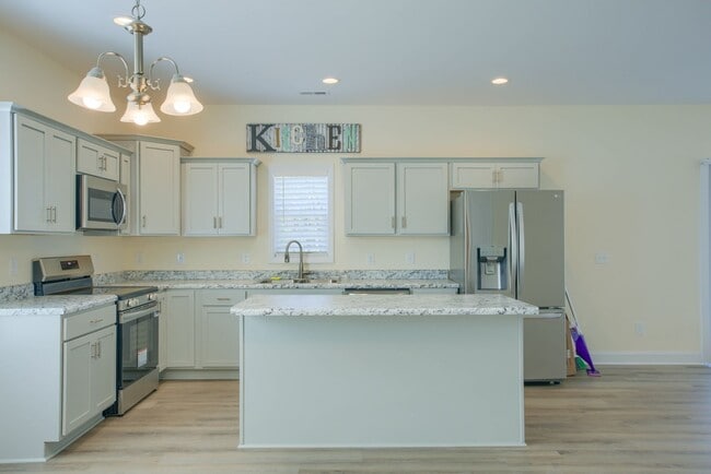 Building Photo - Charming 3-Bedroom Home for Rent in Rogers Farm