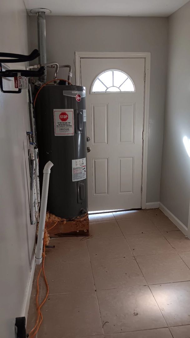 Building Photo - Completely renovated Large house, perfect for a family or young professional!