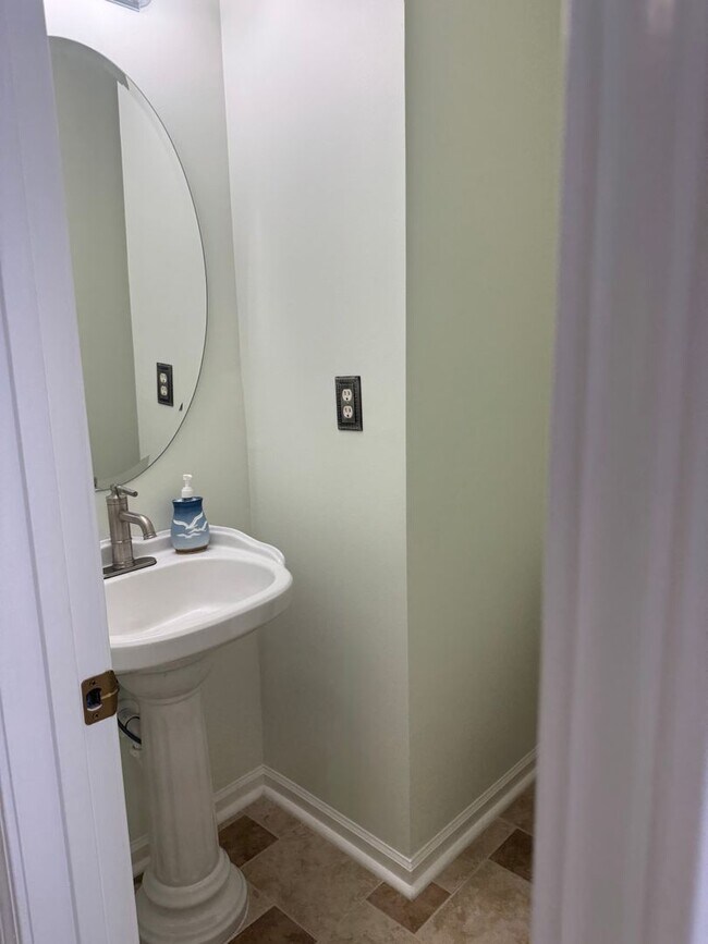 Building Photo - Four Bedroom Home in Curtis Pond