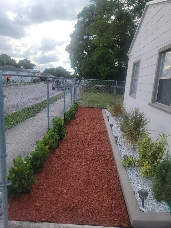 Building Photo - 1013 State St