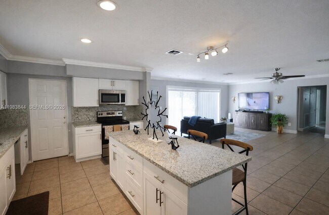 Building Photo - 19835 NE 11th Ct