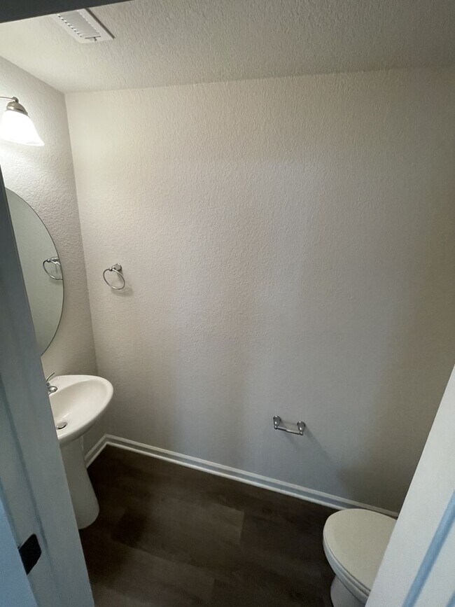 Building Photo - 3 Bedroom 2.5 Bath Town home