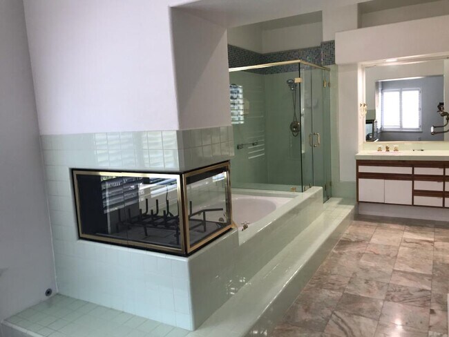 Building Photo - 1000 Calle Allegre