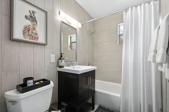 Building Photo - 2/2 condo downtown-Walk to Lake Eola